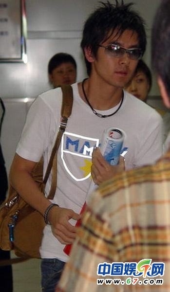 林志颖徐静蕾素颜出街如路人 图揭“辨识度”超低众星