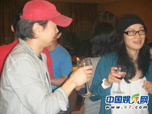 林志颖徐静蕾素颜出街如路人 图揭“辨识度”超低众星