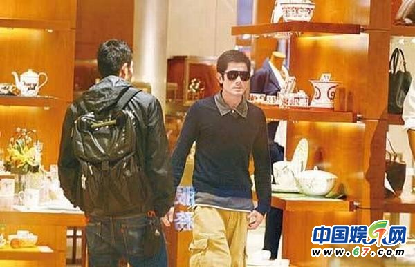 林志颖徐静蕾素颜出街如路人 图揭“辨识度”超低众星