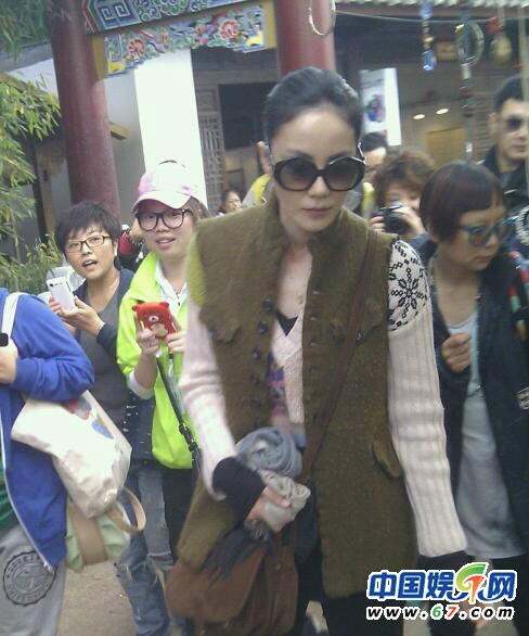 林志颖徐静蕾素颜出街如路人 图揭“辨识度”超低众星