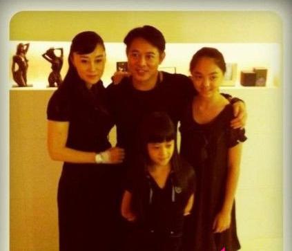李连杰全家照曝光 豪宅价值两亿