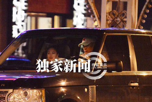 王全安携妻开豪车出街秀恩爱 张雨绮冬装裹身显臃肿