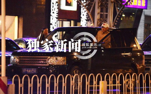王全安携妻开豪车出街秀恩爱 张雨绮冬装裹身显臃肿