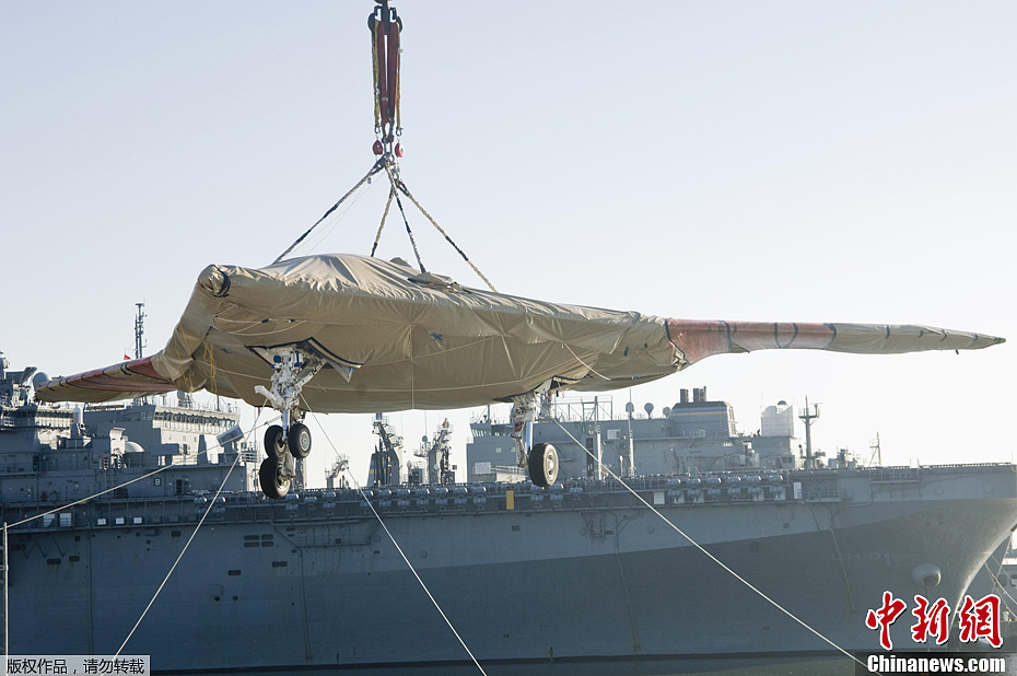 美国新型无人机X-47B登上航母