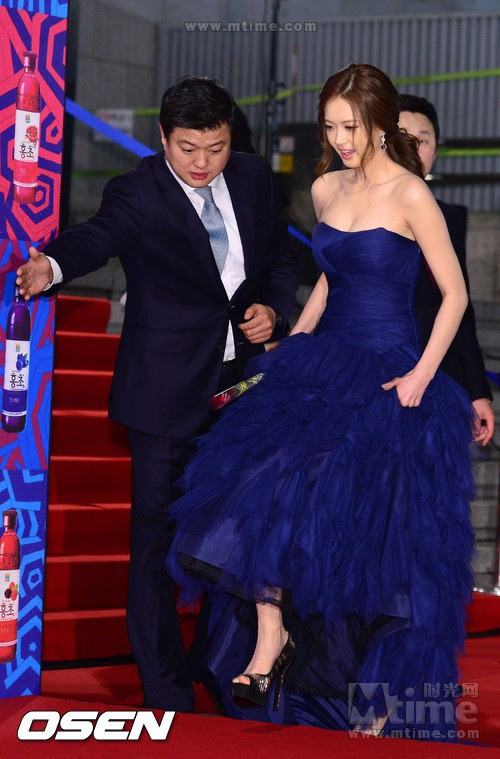 河娜京超深V装跌倒露乳晕 青龙奖红毯众星秀“清凉”