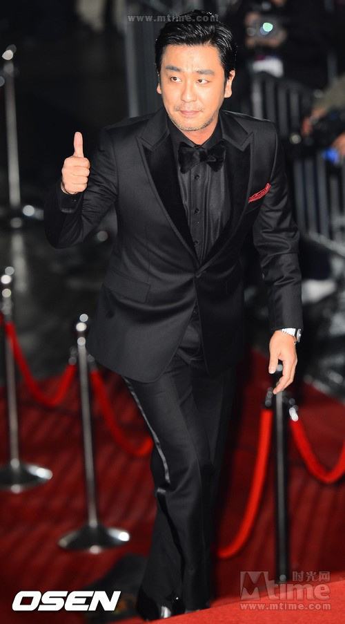 河娜京超深V装跌倒露乳晕 青龙奖红毯众星秀“清凉”