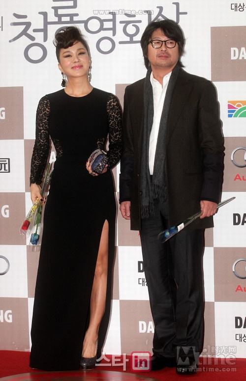 河娜京超深V装跌倒露乳晕 青龙奖红毯众星秀“清凉”