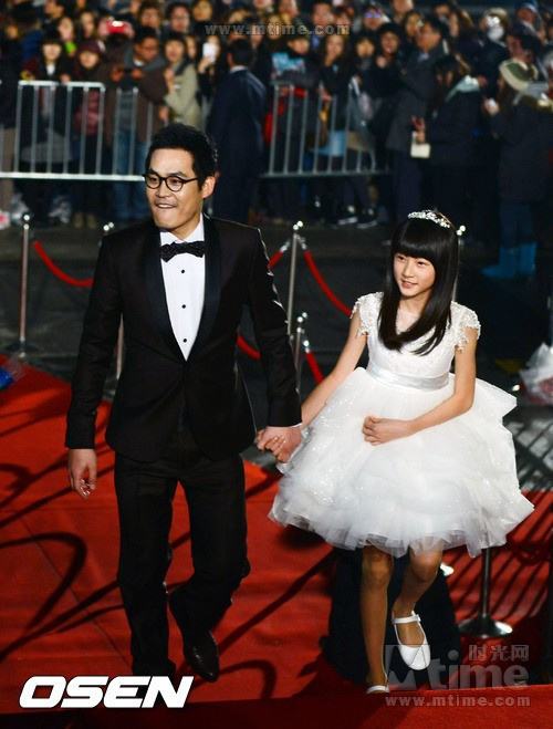 河娜京超深V装跌倒露乳晕 青龙奖红毯众星秀“清凉”