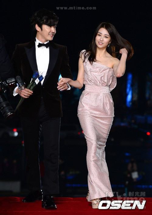 河娜京超深V装跌倒露乳晕 青龙奖红毯众星秀“清凉”