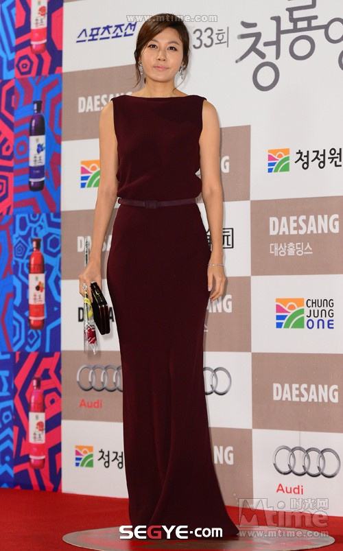 河娜京超深V装跌倒露乳晕 青龙奖红毯众星秀“清凉”