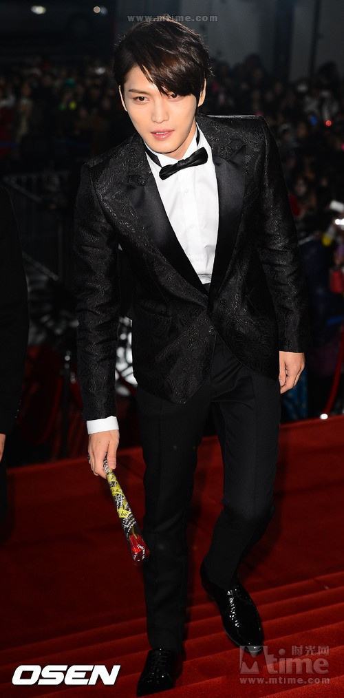 河娜京超深V装跌倒露乳晕 青龙奖红毯众星秀“清凉”