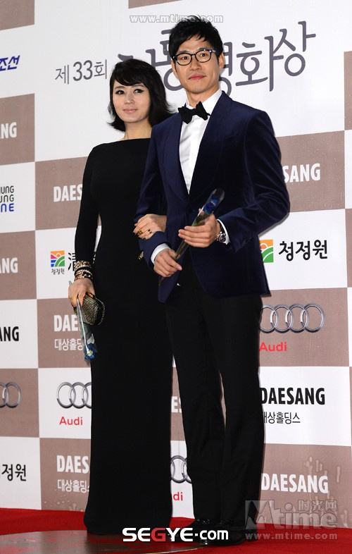 河娜京超深V装跌倒露乳晕 青龙奖红毯众星秀“清凉”