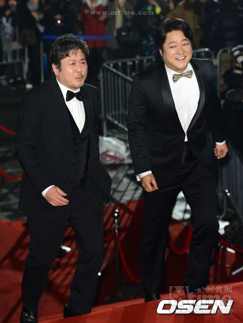 河娜京超深V装跌倒露乳晕 青龙奖红毯众星秀“清凉”