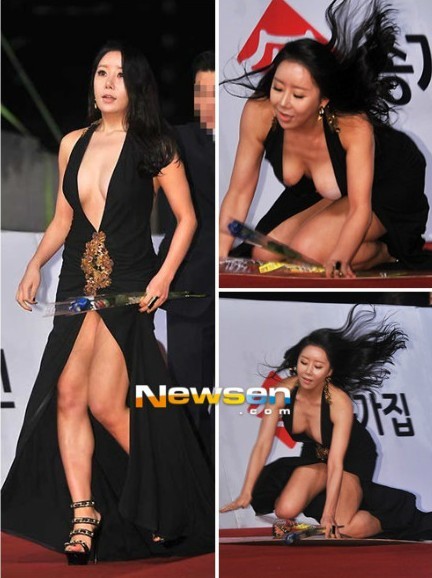 河娜京超深V装跌倒露乳晕 青龙奖红毯众星秀“清凉”