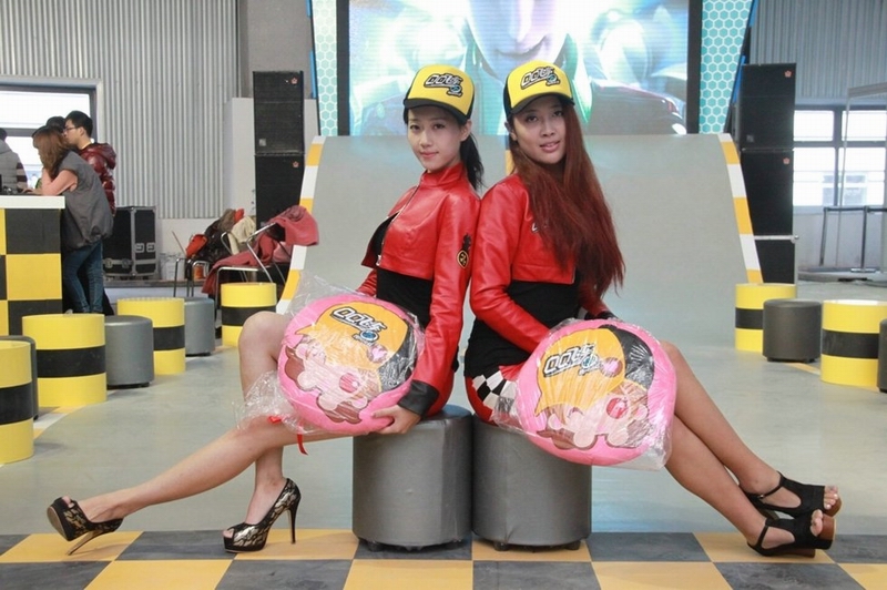 模特内衣外露博眼球