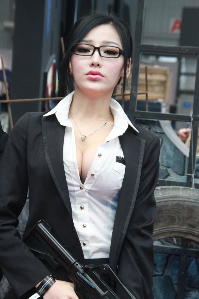 模特内衣外露博眼球