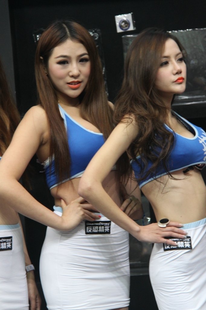 模特内衣外露博眼球