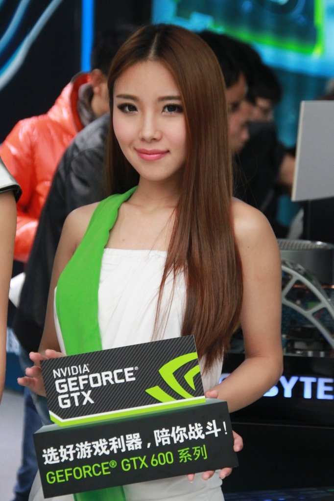 模特内衣外露博眼球