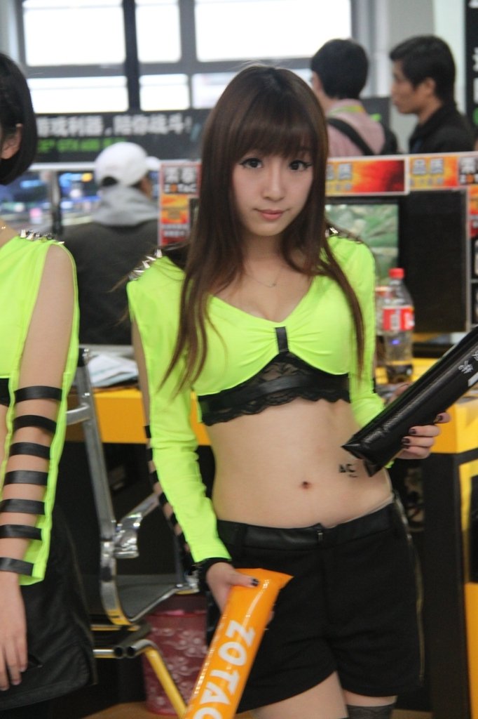 模特内衣外露博眼球