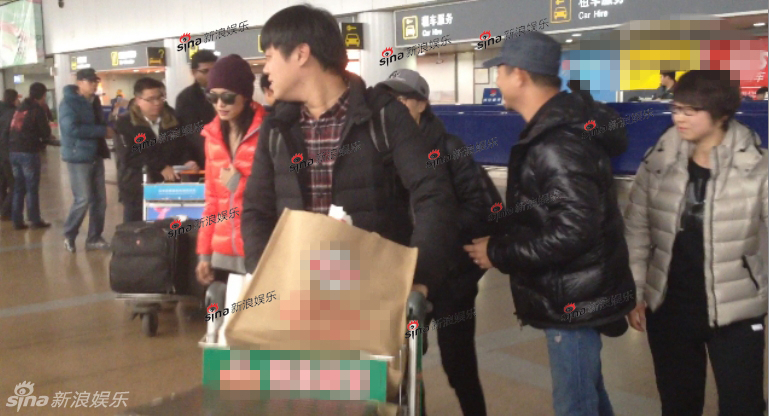 姚晨曹郁婚后回国首现身