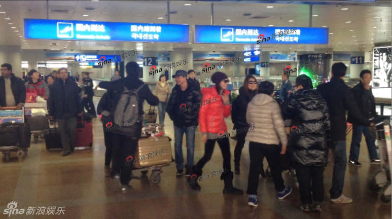 姚晨曹郁婚后回国首现身