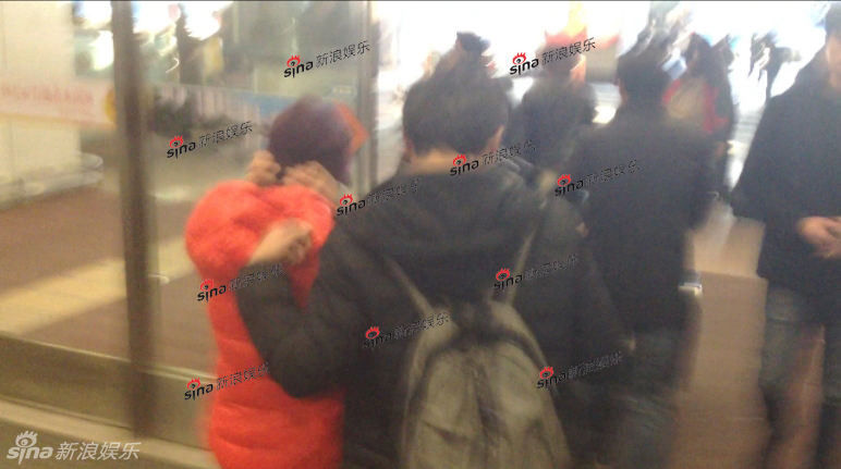 姚晨曹郁婚后回国首现身