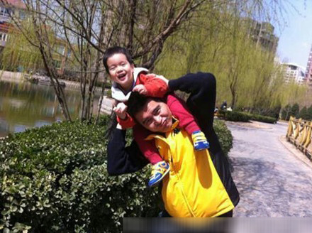 许亚军四婚育二子 现任妻子张澍性感狂野