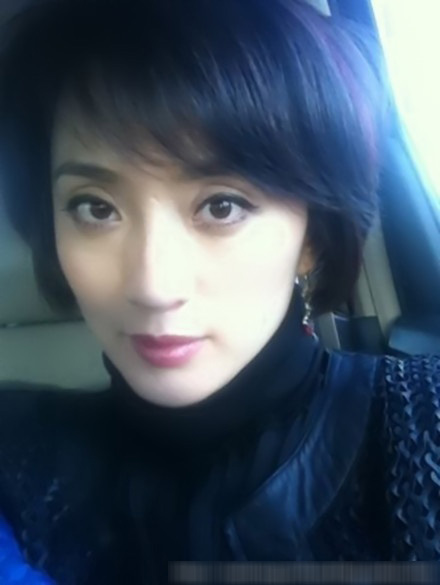 许亚军四婚育二子 现任妻子张澍性感狂野