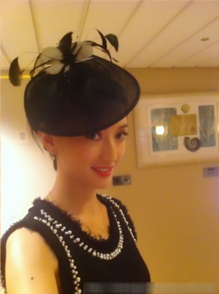 许亚军四婚育二子 现任妻子张澍性感狂野