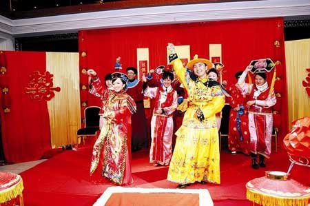 新人将婚礼办成清宫戏 穿戏服跳骑马舞(图)