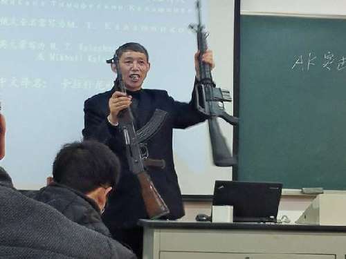 老师讲解AK-47自动步枪