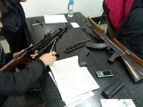 学生在座位上拆解AK-47自动步枪