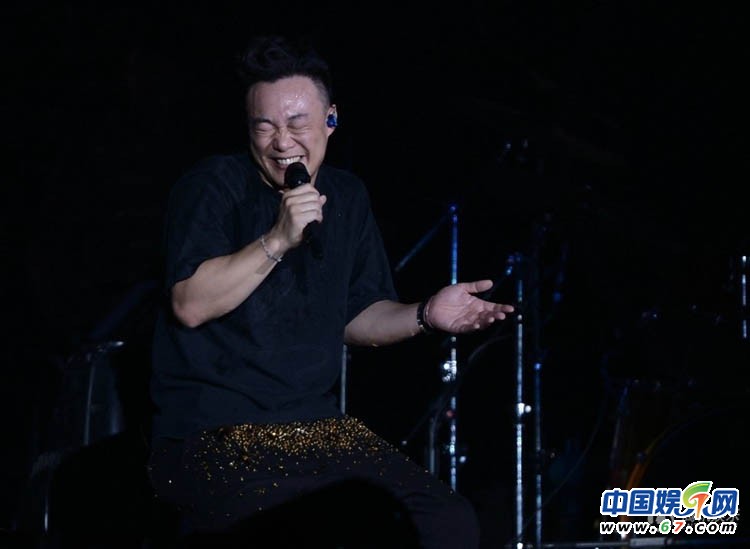 陈奕迅个唱现场卖萌耍宝 陈奕迅个唱现场卖萌耍宝