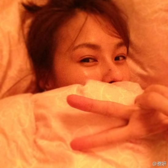 蔡妍自曝素颜床照秀 盘点一线众星“床照”