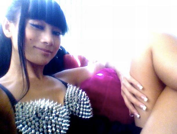 艳星白灵自曝私房照 铆钉内衣模仿干露露