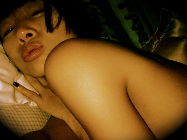 艳星白灵自曝私房照 铆钉内衣模仿干露露揭昔日旧照