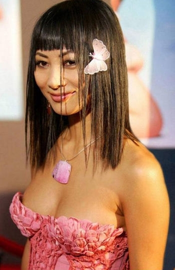 艳星白灵自曝私房照 铆钉内衣模仿干露露揭昔日旧照