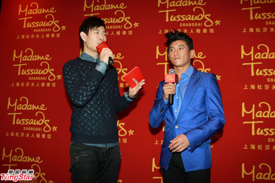 吴奇隆为蜡像量身仍卖萌