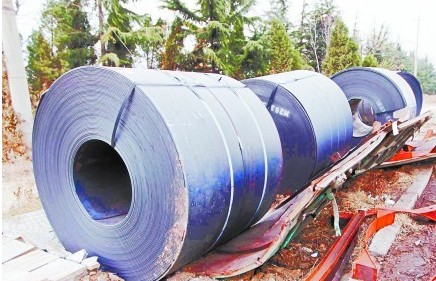 80吨重钢卷货车脱落 砸瘫重庆北路(组图)