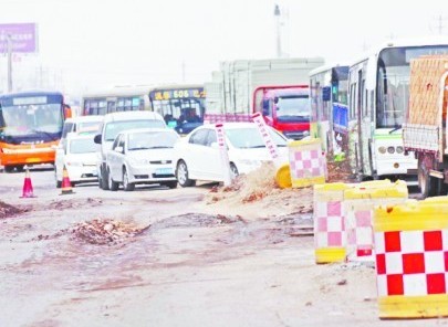 80吨重钢卷货车脱落 砸瘫重庆北路(组图)