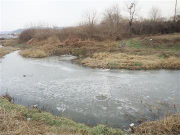 图为结冰的白沙河。王汉峰 马丙政 摄 图为结冰的白沙河。王汉峰 马丙政 摄