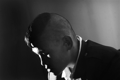 10月4日,智障工人吴发兵在出租屋内讲述遇骗被打的遭遇。