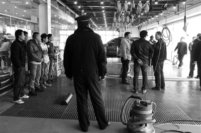 11月21日,警方突查洗车行,控制涉嫌殴打智障工的洗车行领班。