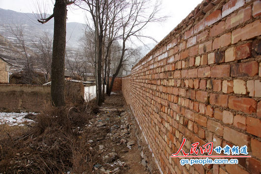 甘肃漳县大草滩乡新联村，“遮羞墙”内才是农户的院墙，环境杂乱（人民网记者 高翔 张鹏 隋欣 摄）