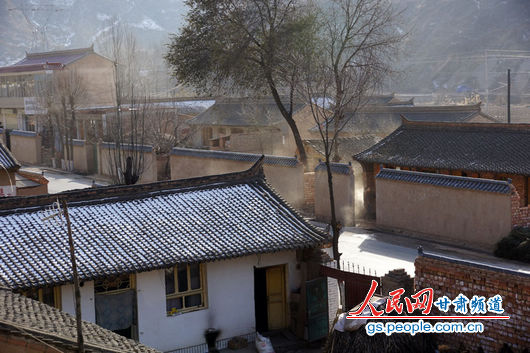 甘肃漳县殪虎桥乡东桥村里尚未粉刷的“遮羞墙”（人民网记者 高翔 张鹏 隋欣 摄）