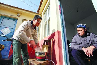 坚强男生边考研边照顾病重父亲 白水炖白菜