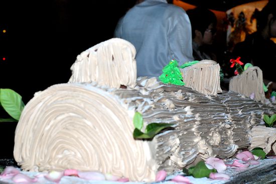 巨型树根蛋糕亮相城阳 可供100人食用