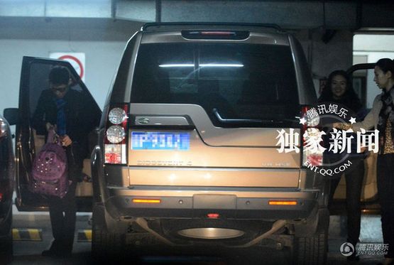 章子怡抵京撒贝宁接机 同回公寓秀恩爱