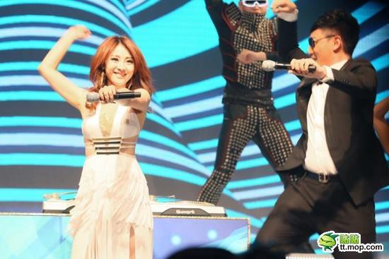 柳岩透视镂空长裙性感秀爆乳 狂跳骑马舞险些走光