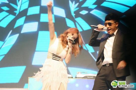 柳岩透视镂空长裙性感秀爆乳 狂跳骑马舞险些走光